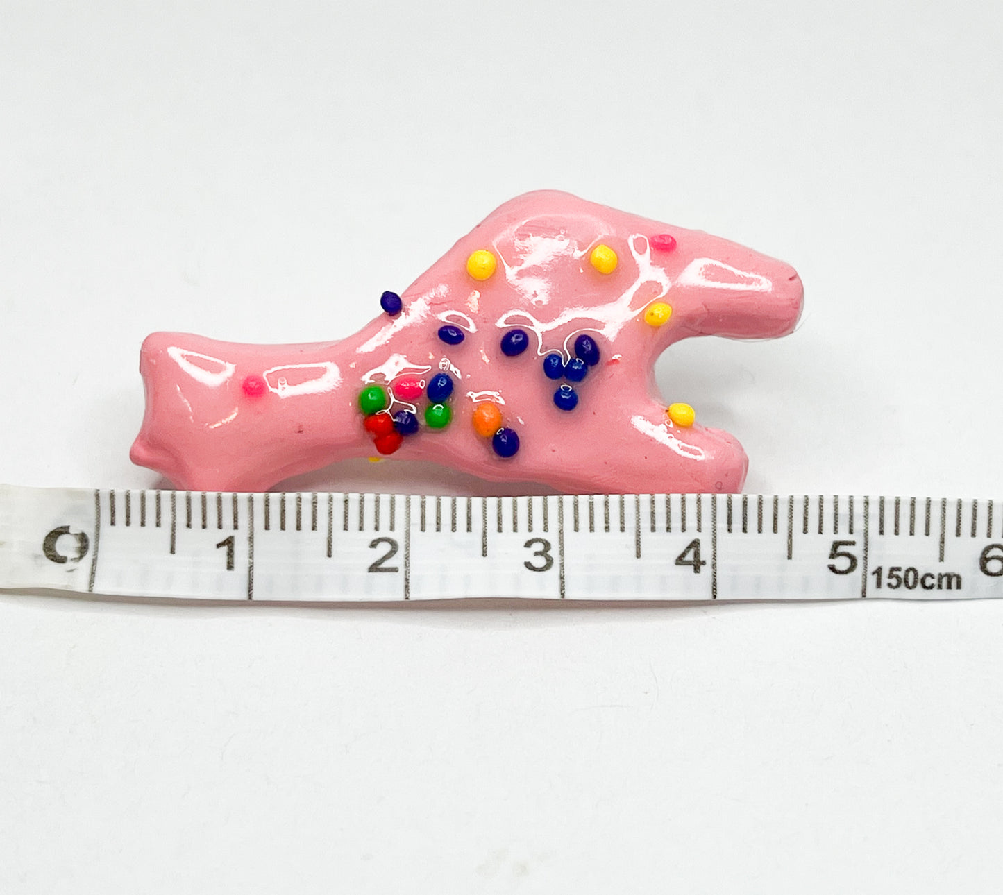 Frosted Animal Giraffe Pin